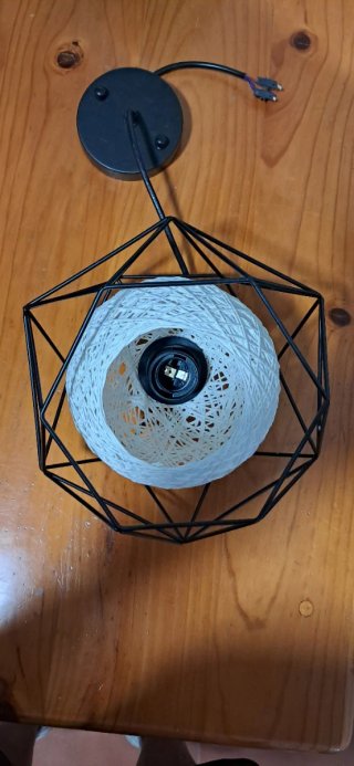 Lámpara de forja y mimbre negra y blanca