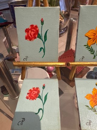 Caballete con cuadro de tulipán pintado