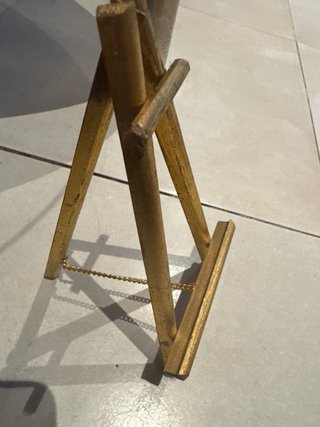 Caballete con cuadro de tulipán pintado