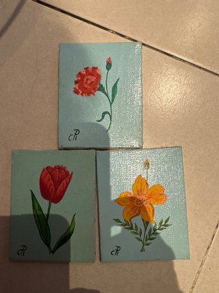 Caballete con cuadro de tulipán pintado