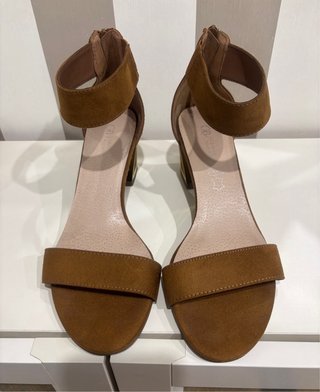 Sandalias Marrones con Tacón Dorado