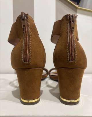 Sandalias Marrones con Tacón Dorado
