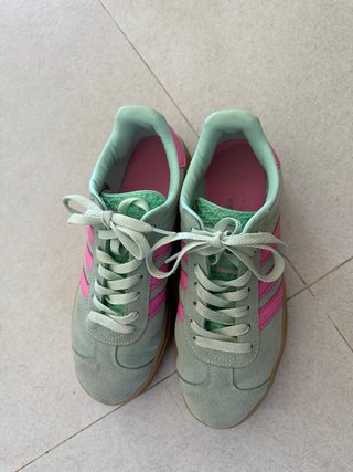 Zapatillas Adidas verdes y rosas