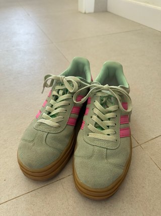 Zapatillas Adidas verdes y rosas