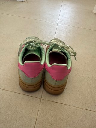 Zapatillas Adidas verdes y rosas
