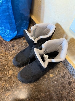 Botas de nieve negras y grises