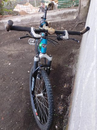 Bicicleta de montaña azul