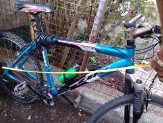 Bicicleta de montaña azul