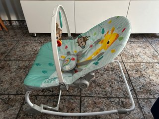 Hamaca para bebé con juguetes