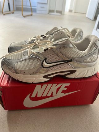 Zapatillas Nike Plata y Blanco