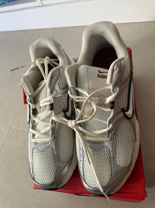 Zapatillas Nike Plata y Blanco