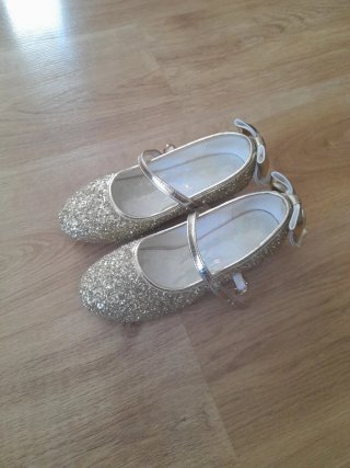 Zapatos dorados brillantes para niña