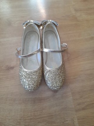 Zapatos dorados brillantes para niña