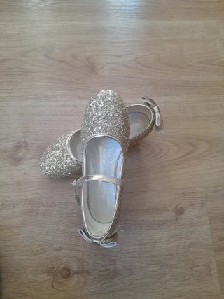 Zapatos dorados brillantes para niña