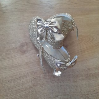 Zapatos dorados brillantes para niña