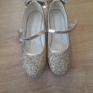 Zapatos dorados brillantes para niña