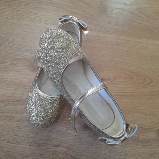 Zapatos dorados brillantes para niña