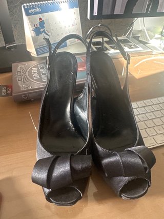 Zapatos de tacón negros con lazo