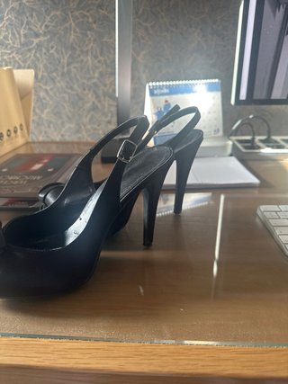 Zapatos de tacón negros con lazo