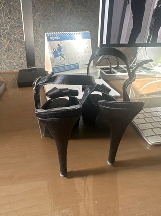 Zapatos de tacón negros con lazo
