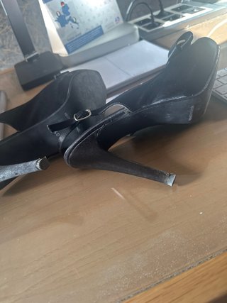 Zapatos de tacón negros con lazo