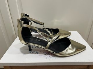 Sandalias doradas Teria Yabar tacón fino