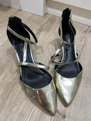 Sandalias doradas Teria Yabar tacón fino