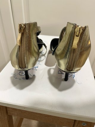 Sandalias doradas Teria Yabar tacón fino