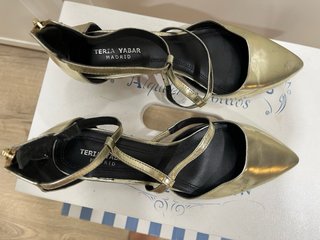 Sandalias doradas Teria Yabar tacón fino
