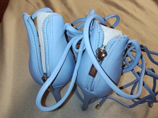 Sandalias Guess azules con cadena dorada a estrena