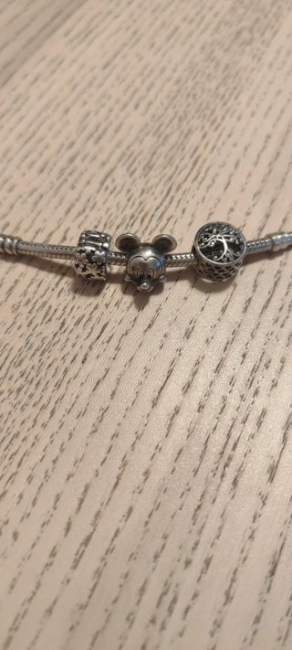 Pulsera Pandora con varios charms230€