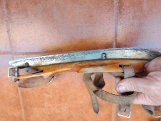Vecchie pattini da ghiaccio in legno e cuoio