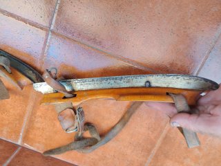 Vecchie pattini da ghiaccio in legno e cuoio