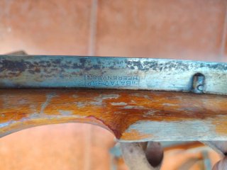 Vecchie pattini da ghiaccio in legno e cuoio