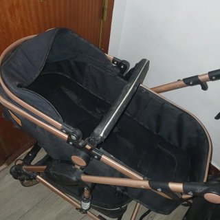Carro de bebé negro y dorado