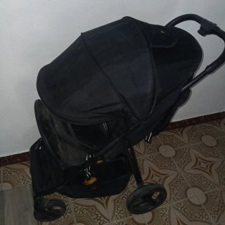Carro de bebé negro y dorado