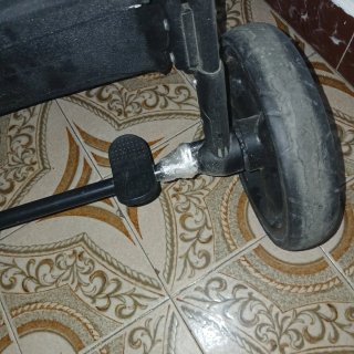 Carro de bebé negro y dorado