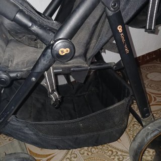 Carro de bebé negro y dorado