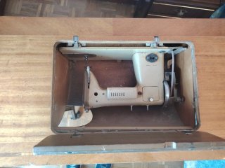 Máquina de coser Alfa antigua