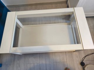 Mesa de centro blanca con tapa de cristal