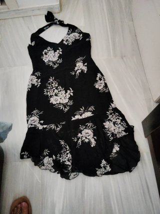 Vestido negro con estampado floral blanco