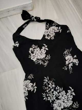 Vestido negro con estampado floral blanco