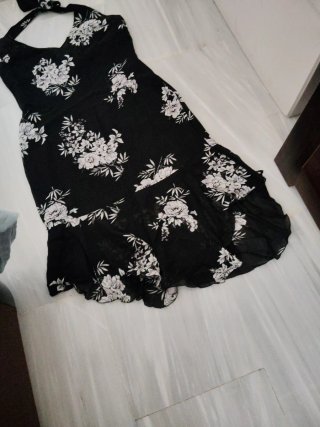 Vestido negro con estampado floral blanco