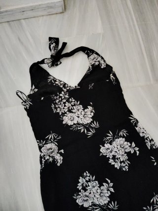 Vestido negro con estampado floral blanco