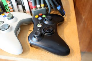Xbox 360 Elite + 14 Giochi + 3 Controller