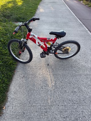 Bicicleta infantil roja