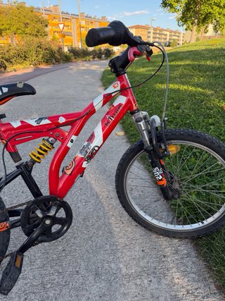 Bicicleta infantil roja