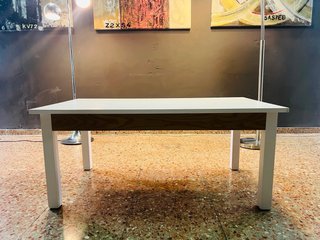 Mesa elevable blanca y madera