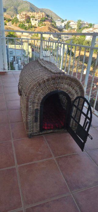 Caseta y transportín de mimbre para mascotas