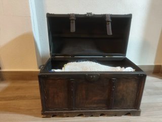 Baúl de madera con detalles metálicos